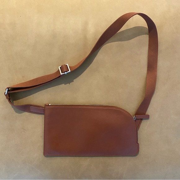 Everlane Italian Leather Sling Bag - Picture 2 of 5